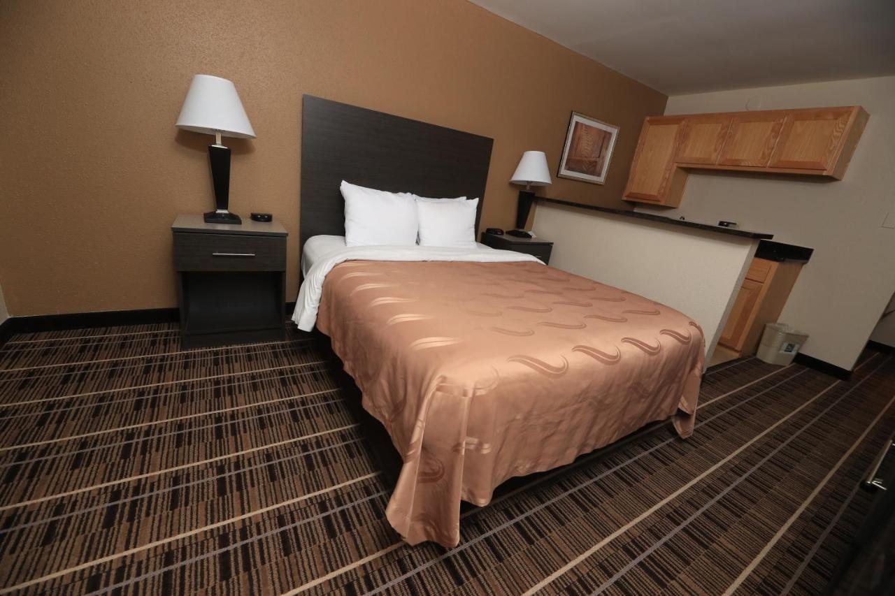 Efficiency One Queen Bed Non Smoking